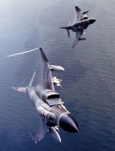 Twee F-4 Phantoms op patrouille boven de Noordzee
