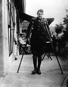 Ernest Hemingway herstellende van verwondingen aan zijn benen, Milaan 1918