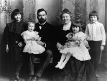De Hemingway familie in 1905, van links naar rechts: Marcelline, Sunny, Clarence, Grace, Ursula en Ernest