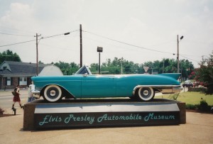 1957 Cadillac Eldorado Biarritz. De auto was eerst roze en is niet in 1957 door Elvis gekocht maar pas veel later tijdens een diner