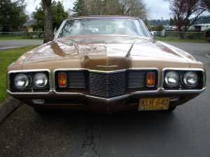 rg:1970 Ford Tbird bruin front