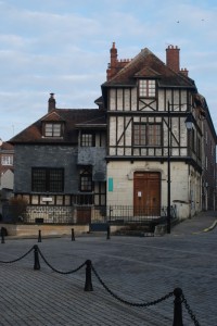 Op de geboorteplek van Calvijn is nu het Musée Jean Calvin gevestigd. Van zijn geboortehuis is alleen nog het trappetje over.