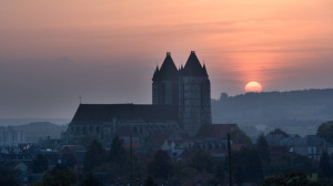 In de kathedraal Notre Dame in Noyon had Calvijn tot 1534 een eigen altaar, gewijd aan La Gesine (de barende maagd). Een deel van de opbrengst, enkele mudden graan per jaar, was bedoeld om zijn opleiding te betalen.